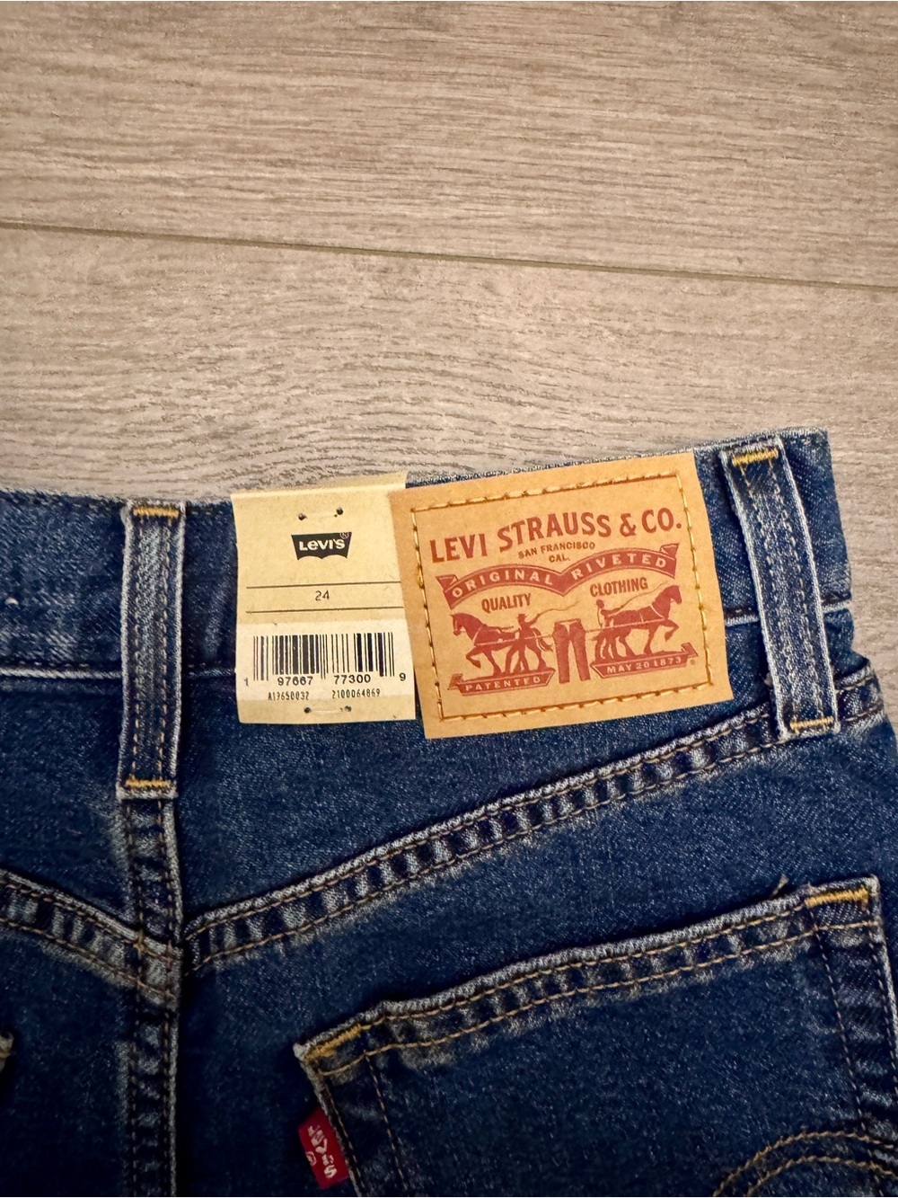 💙 Levi’s Ribcage High-Waisted Denim Shorts | Size 24 | NWT - Picture 3 of 8